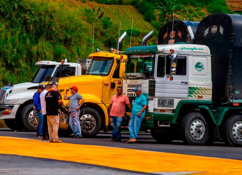 Camioneros celebran por la reactivación de diálogos con el Gobierno Nacional. FOTO EL COLOMBIANO 