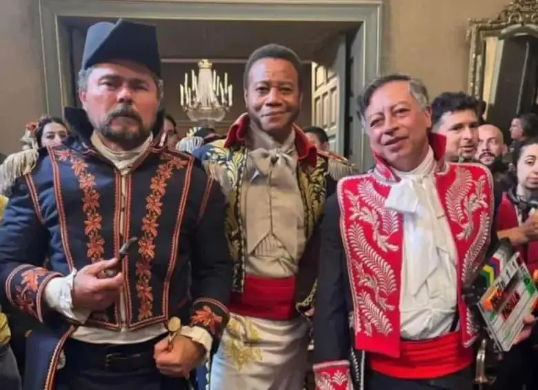 El presidente Gustavo Petro aparece como extra, sin parlamento, en una escena de la película Padilla: el ángel negro de la libertad, protagonizada por el actor estadounidense Cuba Gooding Jr.. FOTO: Redes sociales. 