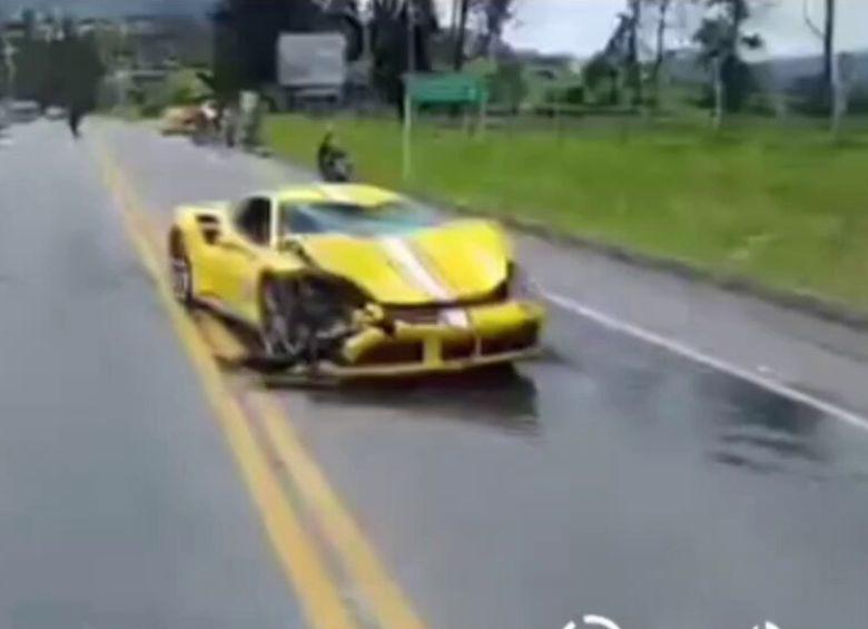 Así quedó un Ferrari en la vía La Calera–El Salitre, en Cundinamarca, tras un choque este jueves 4 de diciembre de 2025. FOTO: REDES SOCIALES