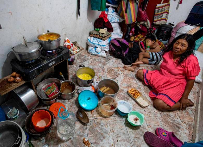 Algunos emberas tienen fogones en sus habitaciones, donde conviven con niños, colchones y más. 