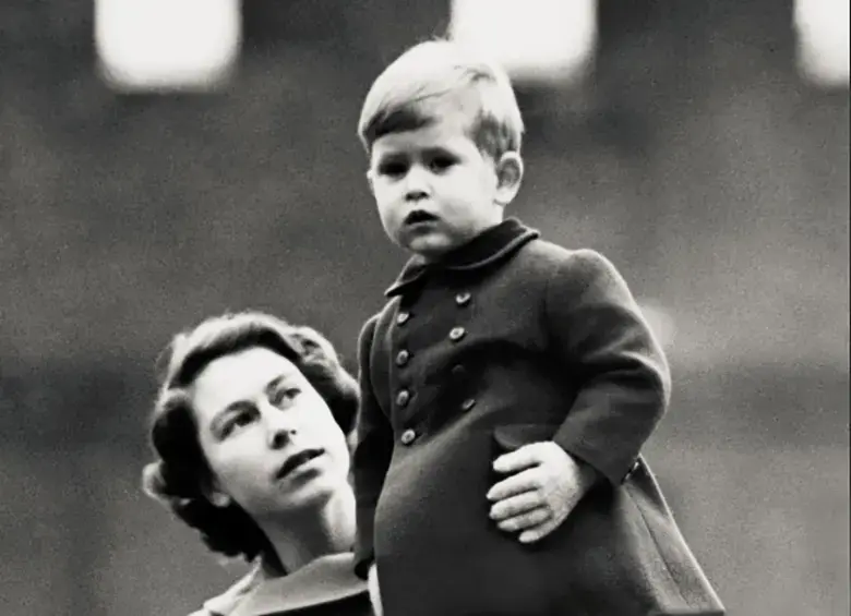 La reina Isabel II junto a su hijo, el rey Carlos III. Foto: Getty