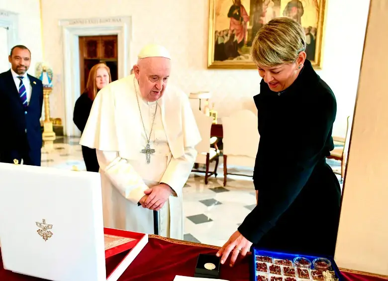 París, Vaticano, Dubai y más: estos son los viajes de Verónica Alcocer como “diplomática” aunque Petro dijo que están separados