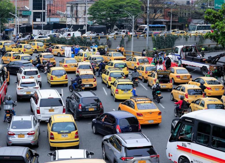 Según la Alcaldía, con relación al Pico y Placa del primer semestre de 2023, se evidenció una baja significativa frente al segundo semestre de 2022 de más de un millón 400 mil carros menos circulando en las calles de la ciudad. Foto: El Colombiano