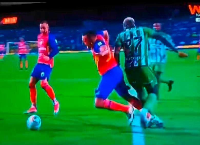 Esta es la jugada del penalti que le pitaron al Deportivo Pasto en el estadio de Ditaires, en Itagüí. FOTO: Captura de video