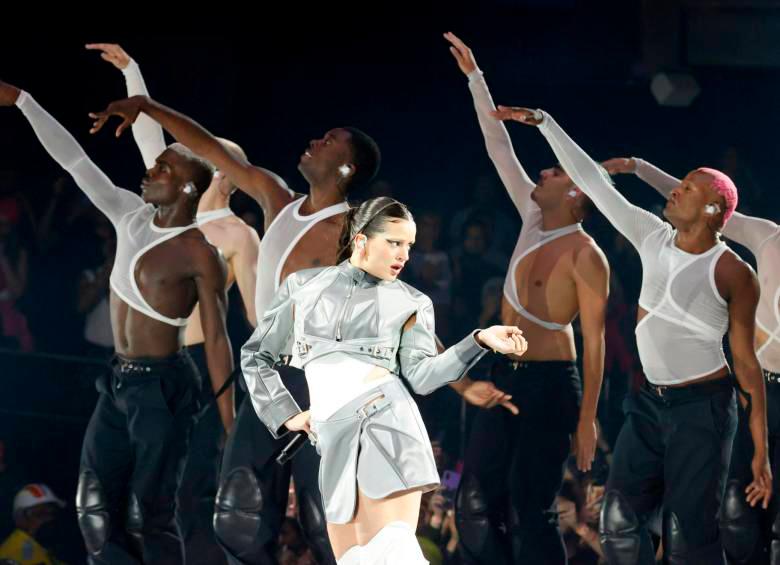 Esta es una de las escenas que dejó el esperado concierto de Rosalía en Bogotá. FOTO: EFE