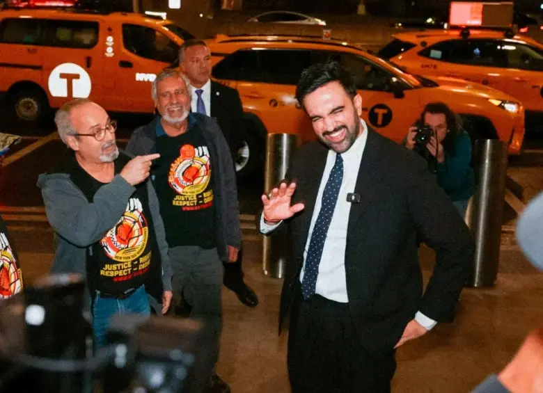 En campaña, Mamdani prometió más control de rentas, guarderías, autobuses gratuitos y tiendas de barrio gestionadas por la ciudad. FOTO: Tomada de X @ZohranKMamdani