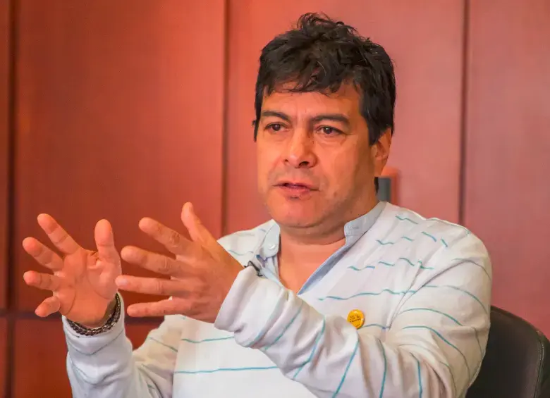 Rueda respondió a las revelaciones sobre reuniones con emisarios del Clan del Golfo y defendió los acercamientos como parte de la estrategia de paz total. FOTO: CARLOS VELÁSQUEZ.