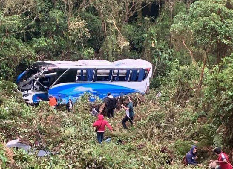 Un bus de servicio público que cubría la ruta Bucaramanga–Arauca cayó a un abismo y terminó volcado. FOTO: @DC_Bucaramanga