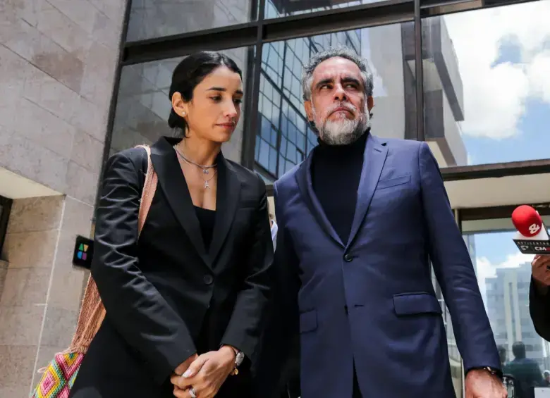 Se conoció que Armando Benedetti, ministro de Interior, debe reclamar su sueldo a través de un cheque tras la cancelación de sus cuentas bancarias por la sanción de Estados Unidos. FOTO: Colprensa 