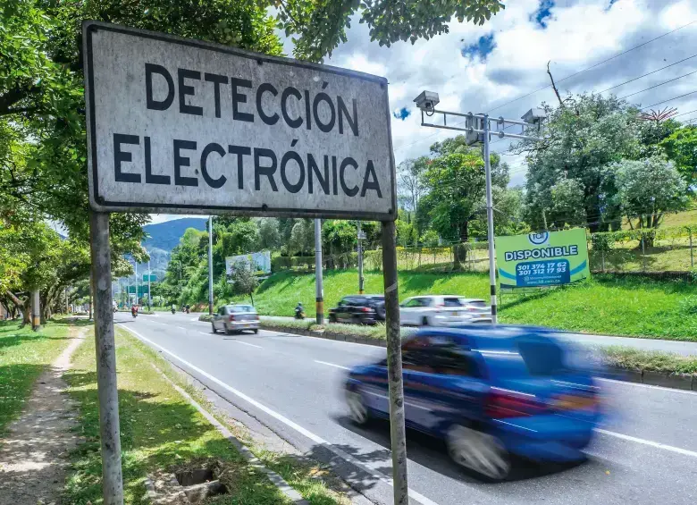 Según la resolución de MinTransporte, no se acaban las fotomultas ni las cámaras autorizadas. El cambio está en las condiciones bajo las cuales los vehículos con cámaras pueden utilizarse como apoyo al control en vía y en la obligación de contar con un agente cuando ese sea el mecanismo empleado para imponer el comparendo. FOTO: Camilo Suárez.