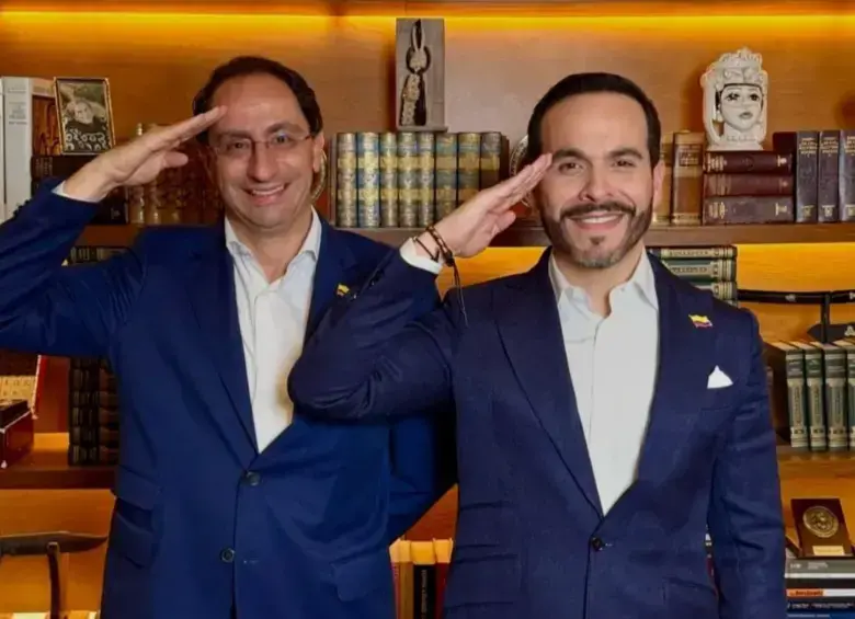El candidato presidencial ha hecho de la expresión “firmes por la Patria” un símbolo de su campaña. FOTO CORTESÍA