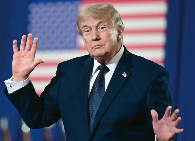 Mientras crece la preocupación por los riesgos de los sistemas de inteligencia artificial, el mandatario estadounidense Donald Trump salió en defensa de su desarrollo. Foto: Getty