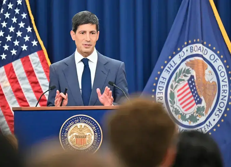 La Reserva Federal de Estados Unidos (FED) subió sus tasas de interés en la segunda reunión de política monetaria presidida por Kevin Warsh. FOTO: AFP.