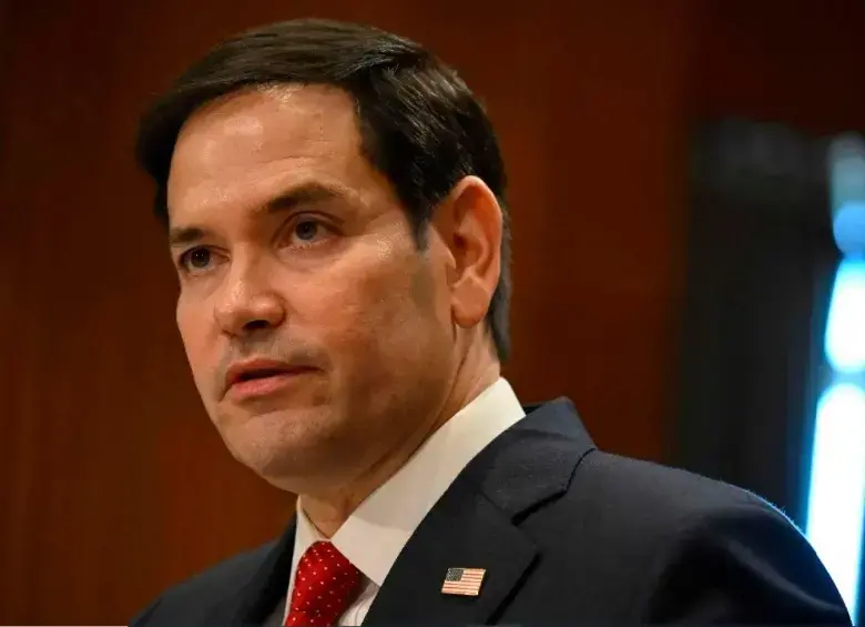 Estados Unidos prevé reabrir su presencia diplomática en Caracas. Además, le dará tiempo y espacio a Delcy Rodríguez para adaptarse a sus demandas antes de planear una intervención. FOTO: AFP