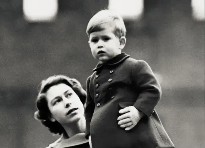 La reina Isabel II junto a su hijo, el rey Carlos III. Foto: Getty