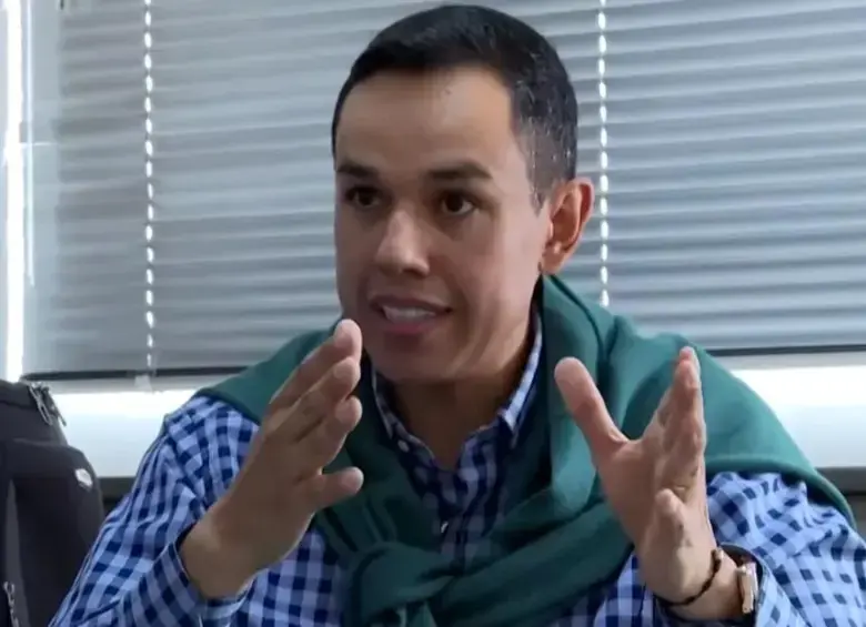 El periodista Diego Guauque fue testigo de un asalto en Bogotá. FOTO: Captura de pantalla Caracol Televisión 