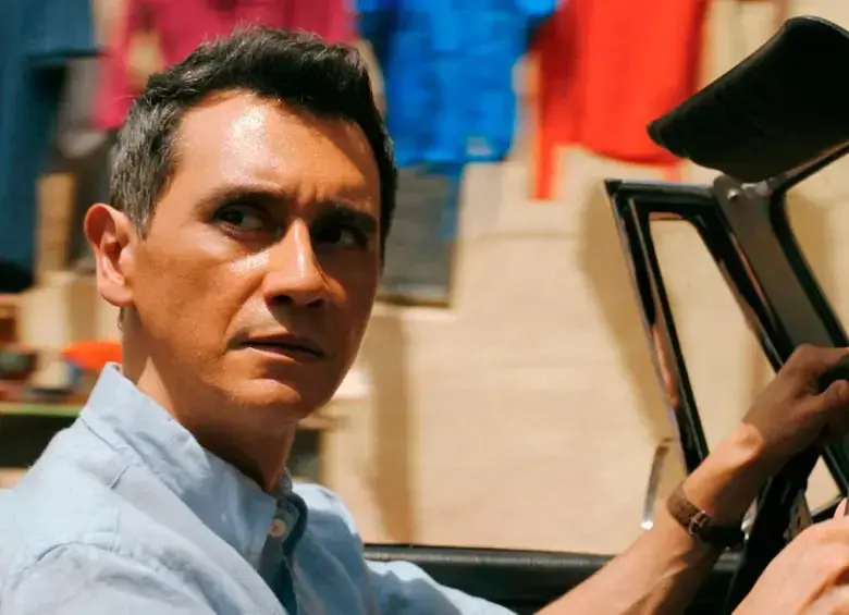 Carlos Manuel Vesga está nominado a los Premios Emmy 2026 por interpretar a Manousos Oviedo en la serie <i>Pluribus</i>. FOTO: Apple TV.
