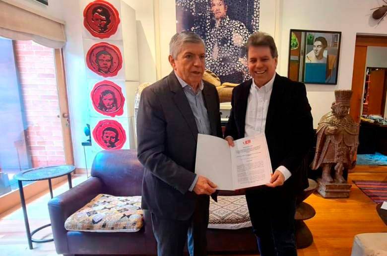 Eugenio Prieto recibió de manos del presidente del Partido Liberal, César Gaviria, el aval para aspirar a la Gobernación. FOTO cortesía