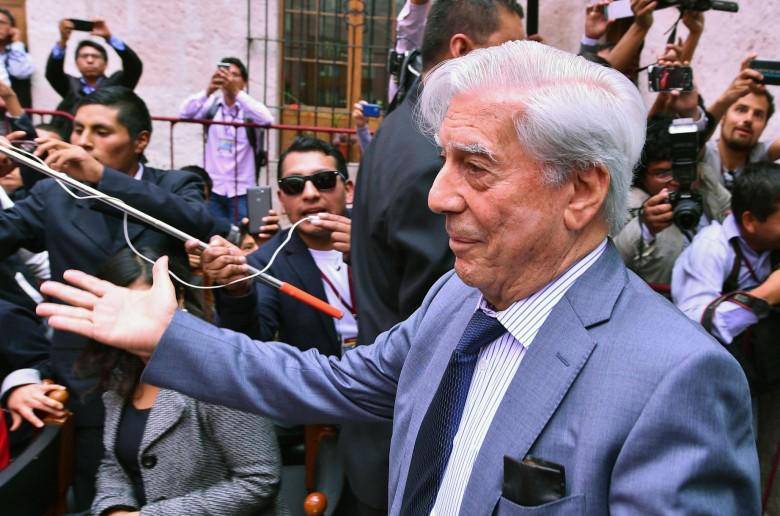 Es la segunda vez en quince meses que Mario Vargas Llosa debe ser hospitalizado por coronavirus. Foto AFP
