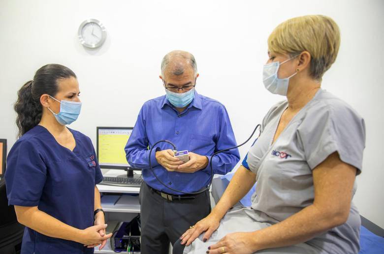 El médico Dagnóvar Artistizábal es uno de los científicos que se ha dedicado a estudiar la presión arterial alta. FOTO: Imagen de Archivo - FOTO: Carlos Velásquez