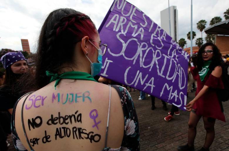 En 2022 hubo en Colombia al menos 600 feminicidios y más de 47 mil casos de violencia intrafamiliar con víctimas mujeres. FOTO: ARCHIVO