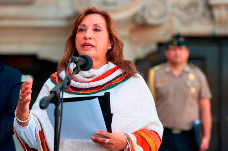 Dina Boluarte, presidente de Perú, habría plagiado buena parte de un libro que escribió sobre derechos humanos. Foto: Archivo/tomada del Twitter de @presidenciaperu. 