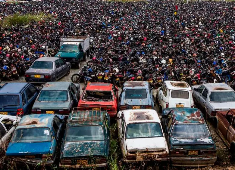 En los patios del Municipio de Medellín ubicados en Barbosa hay alrededor de 50.000 vehículos, entre motos y carros. Si bien parece un encarte, chatarrizarlos sería un gran negocio. FOTO EL COLOMBIANO