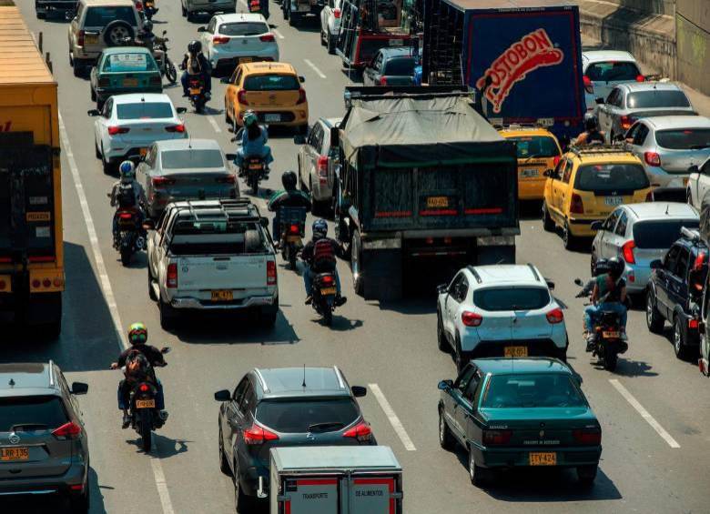 Incumplir con la medida de pico y placa en Medellín y el Valle de Aburrá puede llevar a una sanción económica de 15 salarios mínimos diarios legales vigentes. FOTO: Camilo Suárez