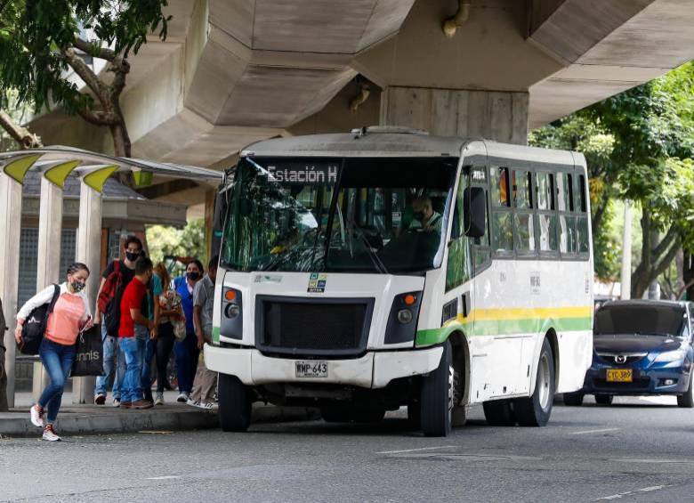 Vanessa García Grajales trabaja en los alimentadores del Metro de Medellín. FOTO: MANUEL SALDARRIAGA