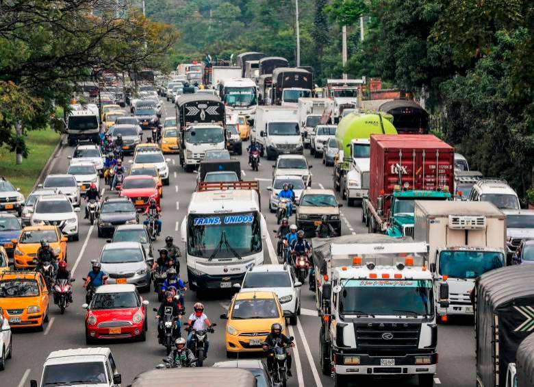 Incumplir la restricción de pico y placa puede acarrearle sanciones en cualquiera de los municipios del Valle de Aburrá. FOTO Jaime Pérez