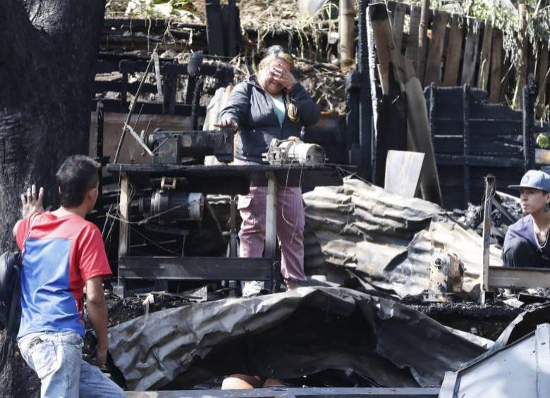 Liliana Foronda fue una de las emprendedoras damnificadas que dejó el incendio del pasado viernes en el barrio San Francisco de Itagüí. FOTO: Jaime Pérez M.