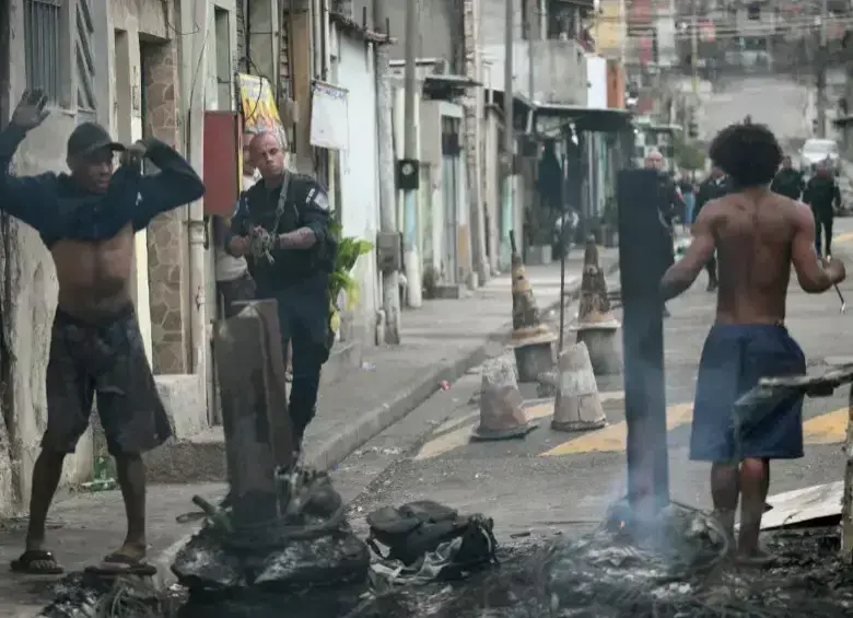 Las secuelas del megaoperativo contra Comando Vermelho, una de las organizaciones criminales más poderosas de Río de Janeiro, en Brasil. FOTO: AFP