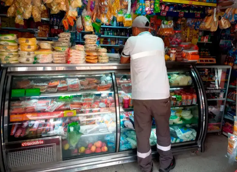 Las compras de productos esenciales mantienen a las tiendas de barrio como uno de los principales canales de consumo de los hogares colombianos. FOTO EL COLOMBIANO