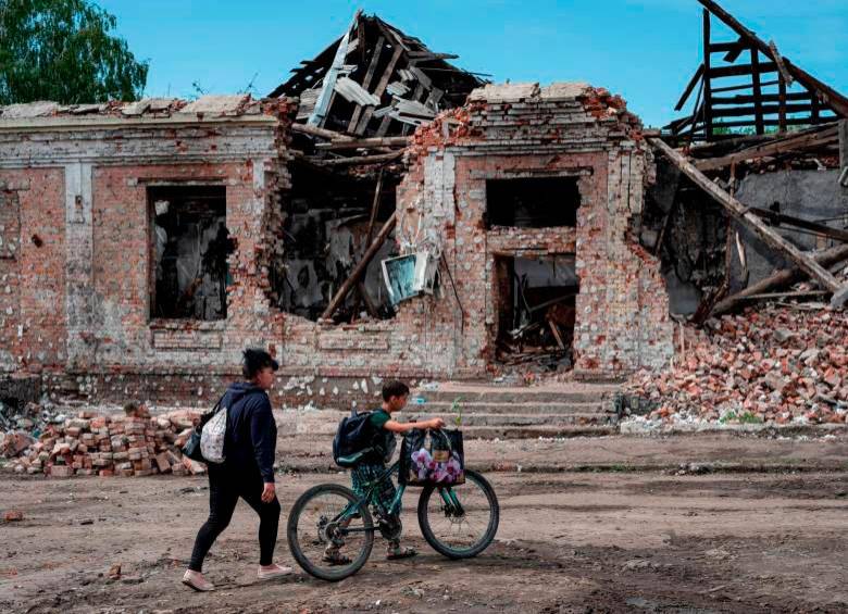 La guerra entre Ucrania y Rusia ha dejado varias ciudades destruidas. Los ucranianos también han recibido dinero de EE. UU. para reconstruir los sitios afectados por los explosivos. FOTO: GETTY