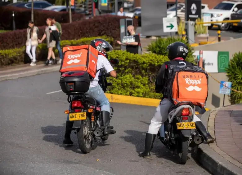 Más de 1,2 millones de cuentas de vehículos particulares trabajaron en Colombia en 2024 a través de plataformas de movilidad, junto con más de 185.000 cuentas de taxis y 21,5 millones de cuentas de usuarios que se movilizan con estos servicios.