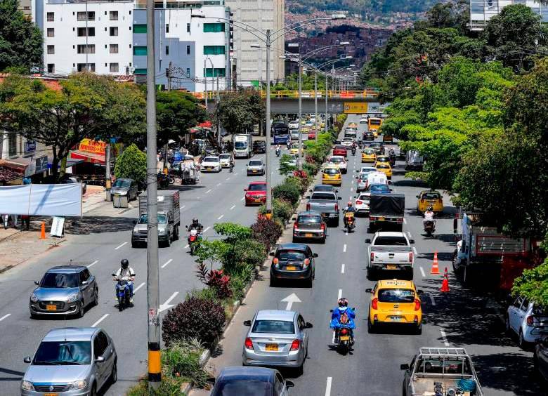 La avenida 33 es una de las vías por donde los conductores más tratan de evadir el pico y placa en Medellín. FOTO: JAIME PÉREZ