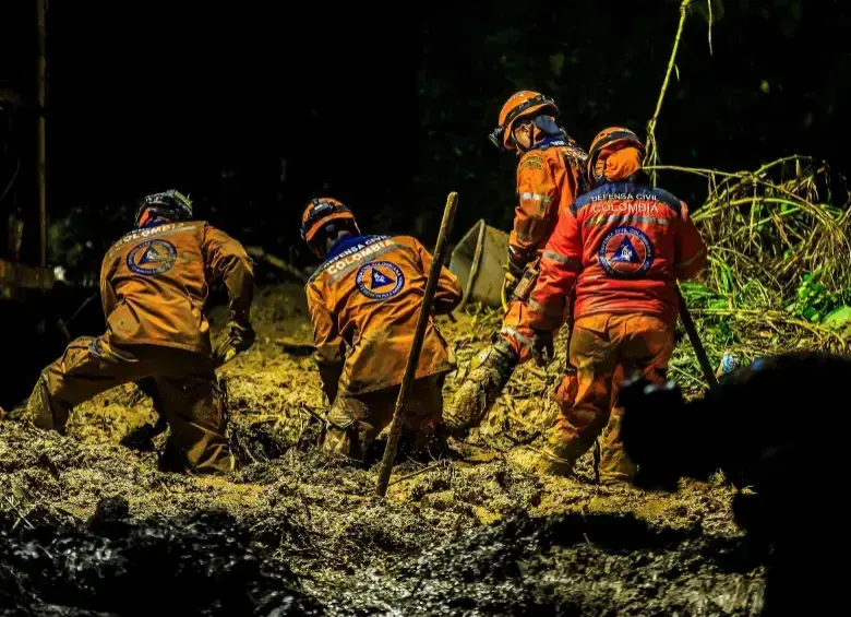 La alcaldía de Sabaneta y el grupo de bomberos trabaja en conjunto para rescatar a los damnificados por el deslizamiento de tierra ocurrido en la vera La Doctora, Sabaneta. FOTO: CAMILO SUÁREZ