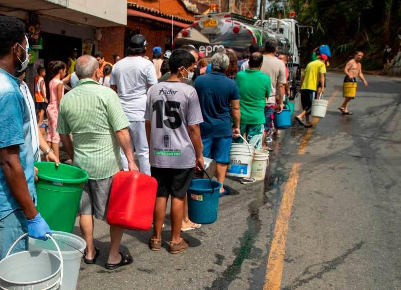 Se recomienda recoger agua previo al domingo, día del corte de acueducto. FOTO: Archivo EL COLOMBIANO