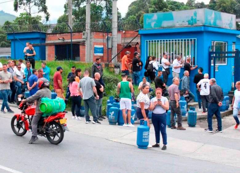Filas de personas intentan comprar gas propano en el suroccidente del país. FOTO: Cortesía