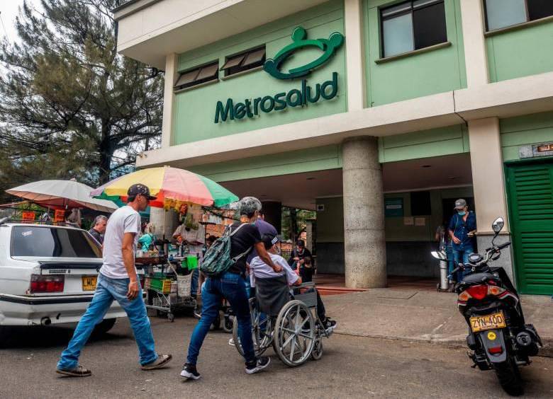 Pacientes ingresando a una de las sedes de Metrosalud de Medellín. FOTO: EL COLOMBIANO