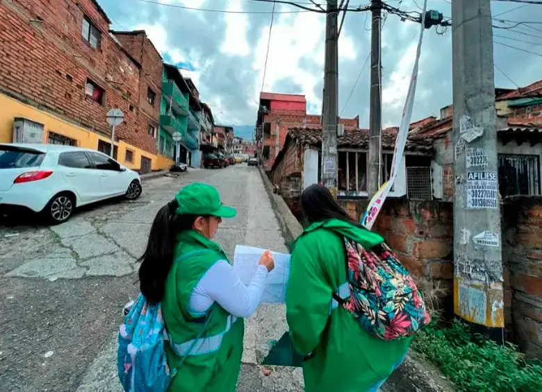 Revise bien la identificación de los funcionarios que llegan a su puerta para garantizar su seguridad. FOTO: CORTESÍA