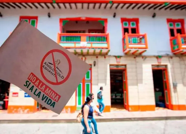 Organizaciones ambientales y comunidades del Suroeste antioqueño mantienen su rechazo al proyecto minero Quebradona mientras la ANM se prepara para tomar una decisión clave este 8 de diciembre. FOTO: JULIO CÉSAR HERRERA. 