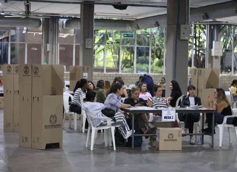 Mensajes de texto que notifican supuestas designaciones como jurado de votación con enlaces externos podrían ser intentos de estafa; la Registraduría recomienda consultar solo canales oficiales. FOTO: Camilo Suárez. 