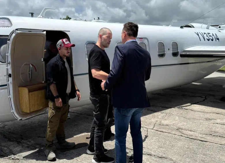 El enviado especial del presidente Donald Trump, Richard Grenell con Joe St. Clair, el veterano de la fuerza aérea estadounidense en libertad tras 6 meses detenido en Venezuela. FOTO: RICHARD GRENELL