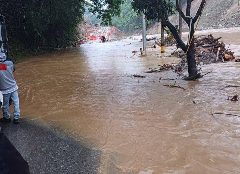  La vía continúa inhabilitada por riesgo. FOTO: CORTESIA
