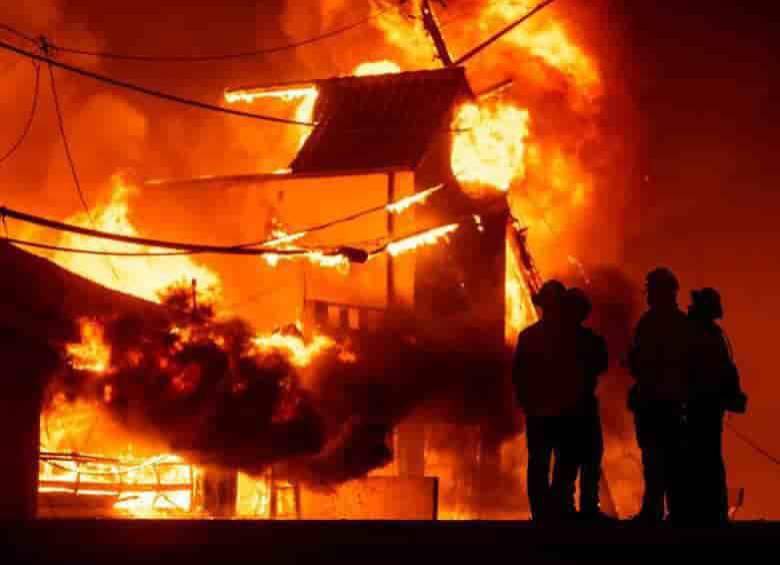 Más de 30.000 personas han sido evacuadas en las colinas de Santa Mónica debido a los incendios. FOTO Getty