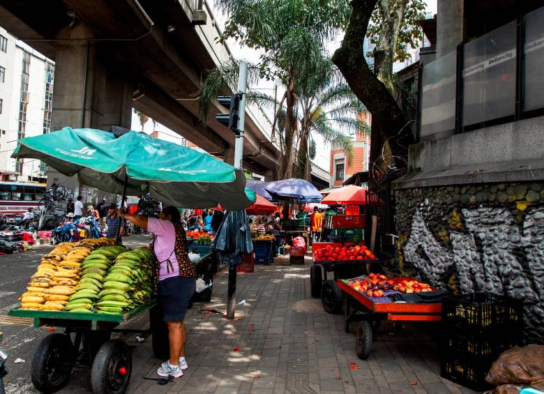 Los venteros informales de toda clase de productos hacen prácticamente intransitable los bajos de la carrera 51 (Bolívar). FOTO JULIO CÉSAR HERRERA