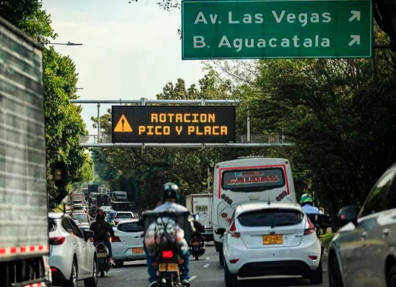 No sea uno de los que se las dan de vivos y terminan pagando una multa con plata que no les sobra. FOTO: EL COLOMBIANO