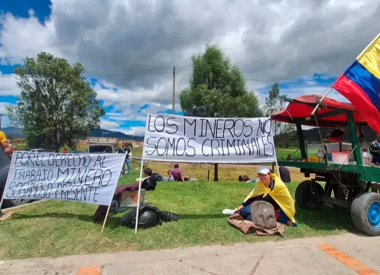 Las razones de la protesta iban desde el incumplimiento de acuerdos hasta denuncias de persecución a la minería tradicional.. Foto: Cortesía