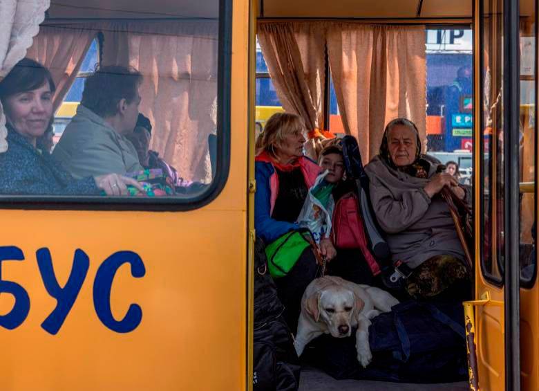 Los ucranianos de Mariúpol no han podido escapar a la guerra. FOTO EFE
